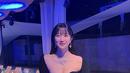Moon Ga Young terlihat mewah dengan dress hitam yang memerlihatkan kalung dan anting-antingnya.  (@m_kayoung)
