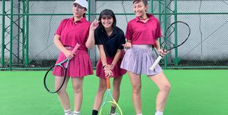 Nagita Slavina juga tak jarang terlihat berolahraga. Dalam foto yang diunggah Ayu Dewi terlihat Nagita Slavina dan sang adik Caca Tengker berpose mengenakan outfit tenis bernuansa keunguan. Nagita tampak memadukan tampilannya dengan topi dan sepatu putih. Foto: Instagram.