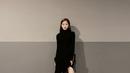 Dress hitam dengan model asimetris lengan panjang, Moon Ga Young tampil mengenakan riasan minimalis dengan rambut panjangnya. (@m_kayoung)