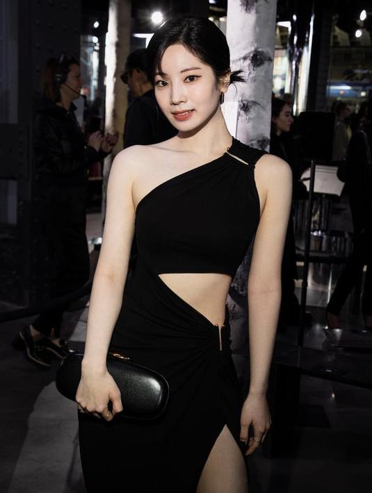 Dahyun tampil mengenakan dress hitam cut out one shoulder. (@dahhyunnee)