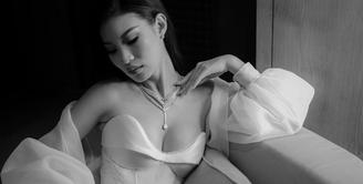 Di hari pernikahannya, Patricia Gouw masih memancarkan aura supermodel saat mengenakan bridal robe [instagram/hiantjen]