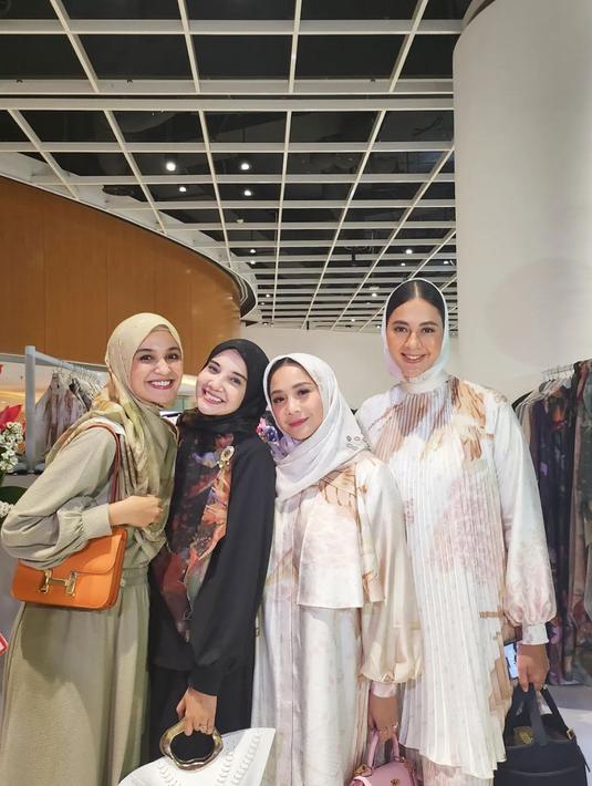 Nagita Slavina, Shireen Sungkar, Zaskia Sungkar, dan Paula Verhoeven tampil kompak kenakan hijab [instagram/shireensungkar]