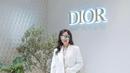 Tas Lady Dior putih berharga ratusan juta menemani gaya monokrom keponakan Inul Daratista ini. [@poppycapella].